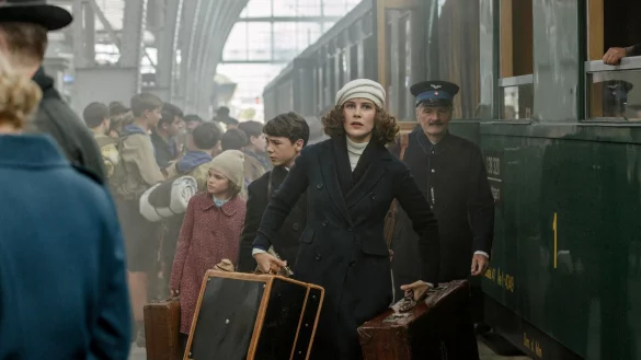 Dorothea (Carla Juri) und ihre Kinder Anna (Riva Krymalowski) und Max (Marinus Hohmann) fliehen in die Schweiz. - &copy; Fr&eacute;d&eacute;ric Batier/Sommerhaus Filmproduktion/La Siala Ent./Nextfilm/Warner Bros/ARD/dpa