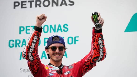 Francesco Bagnaia ist der Sieger des Großen Preises von Malaysia. - © Vincent Thian/AP/dpa