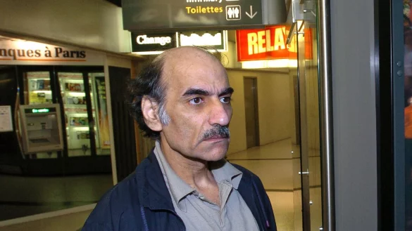 Mehran Karimi Nasseri im August 2004 im Terminal 1 des Pariser Flughafens Charles De Gaulle. - &copy; Stephane De Sakutin/AFP/dpa