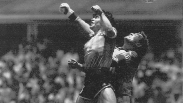 Diego Maradona (l) steigt gegen den englischen Torwart Peter Shilton hoch und erzielt das Tor, das als &laquo;Hand Gottes&raquo; bekannt wurde. - &copy; Uncredited/EL GRAFICO/dpa