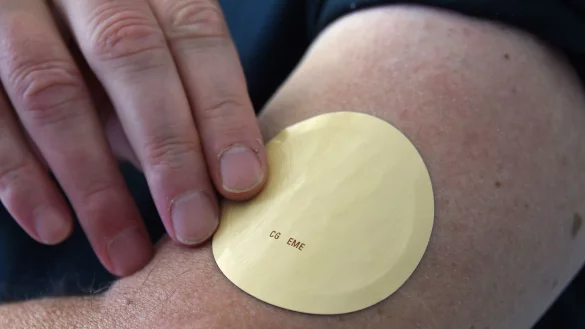 Nikotinersatzprodukte haben viele Formen, es gibt sie beispielsweise als Pflaster. Die eignen sich bei starker Abh&auml;ngigkeit besser als zum Beispiel Pastillen oder Kaugummis. - &copy; Marcus Brandt/dpa/dpa-tmn