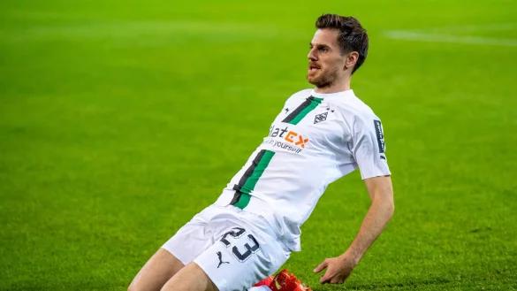 Gladbachs Jonas Hofmann jubelt nach seinem Tor zum 1:0 gegen den VfB Stuttgart. - &copy; David Inderlied/dpa