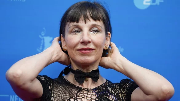 Schauspielerin Meret Becker hat sich mit den Protestierenden im Iran solidarisiert. - &copy; J&ouml;rg Carstensen/dpa-Pool/dpa