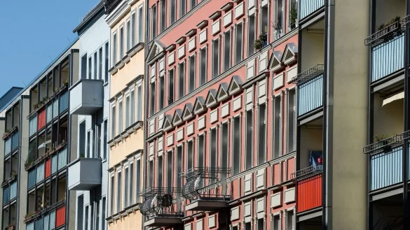 Viele Menschen in Deutschland sind mit ihren Wohnkosten &uuml;berlastet. - &copy; Jens Kalaene/dpa-Zentralbild/dpa