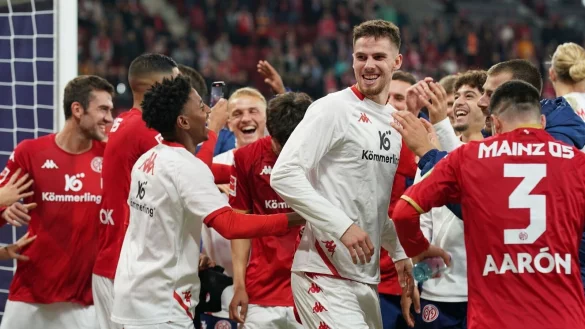 Mainzer Spieler jubeln nach dem 5:0-Sieg. - © Thomas Frey/dpa