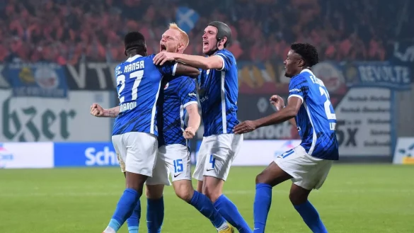 Rostocks Frederic Ananou (l-r), Damian Ro&szlig;bach und Anderson Lucoqui bejubeln den Tosch&uuml;tzen zum 1:1 Nils Fr&ouml;ling (M/15). - &copy; Gregor Fischer/dpa