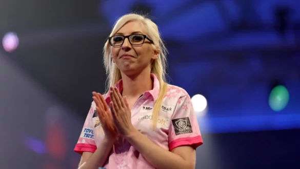 Kann sich auf die Darts-WM in London freuen: Fallon Sherrock. - © John Walton/PA Wire/dpa