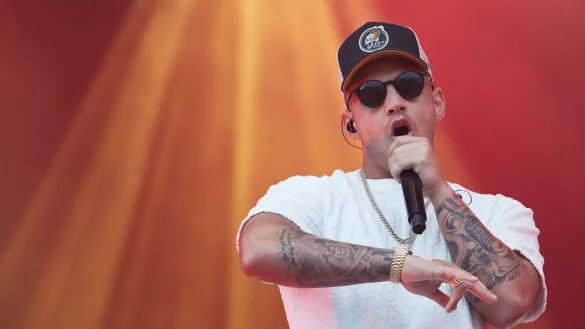 Der Sänger Pietro Lombardi steht auf einer Bühne. - © Georg Wendt/dpa/Archivbild