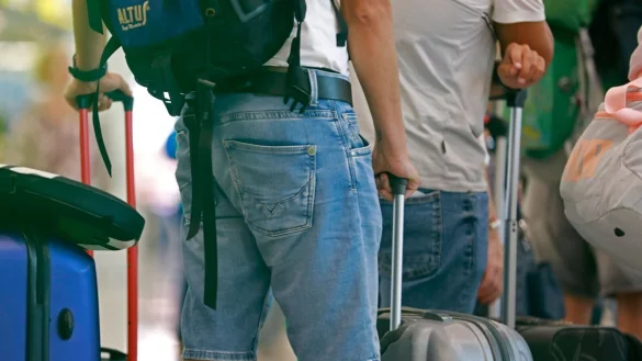 Wollen Mallorca-Urlauber vom Flughafen nach Palma gelangen, m&uuml;ssen sie Geduld aufbringen. Die Fahrt mit Bus, Mietwagen oder Taxi kostet meist Zeit und Nerven. Ab 2027 soll eine Stra&szlig;enbahn Erleichterung bringen. - &copy; Clara Margais/dpa