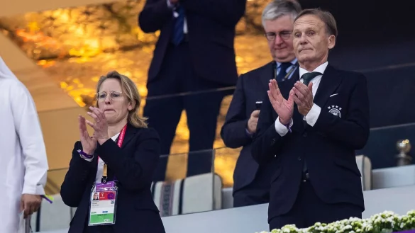 Donata Hopfen (l), Vorsitzende der DFL-Gesch&auml;ftsf&uuml;hrung, und Hans-Joachim Watzke (r) bei einem Spiel der deutschen Auswahl im Stadion. - &copy; Tom Weller/dpa