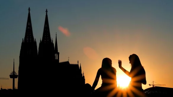 Zwei Frauen vor dem K&ouml;lner Dom: Beim ersten Date verzichten junge Leute nach Tinder-Angaben heutzutage lieber auf Alkohol und treffen sich zu kulturellen Aktivit&auml;ten oder drau&szlig;en statt im Restaurant. - &copy; Oliver Berg/dpa
