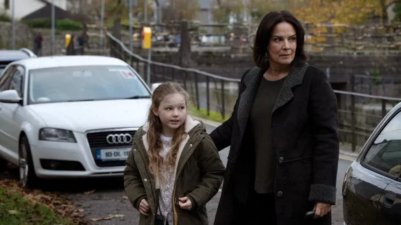 Cathrin Blake (D&eacute;sir&eacute;e Nosbusch, r) mit Maisie, der Tochter ihrer Patientin (Molly McCann), in einer Szene des Films &laquo;Der Irland-Krimi: Familienbande&raquo;. - &copy; Martin Maguire/ARD Degeto/dpa