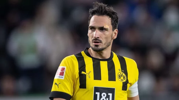Dortmunds Mats Hummels steht auf dem Spielfeld. - &copy; Swen Pf&ouml;rtner/dpa