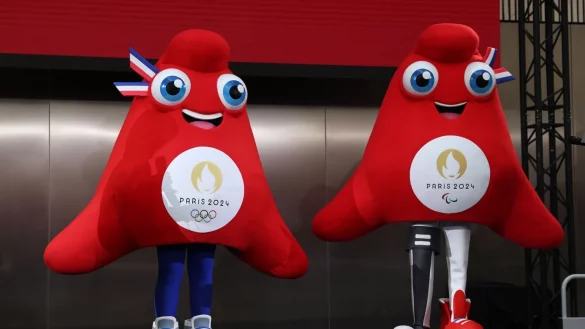 Sind die offiziellen Maskottchen der Olympischen und Paralympischen Spiele in Paris 2024: Die Phryges. - © Gao Jing/XinHua/dpa