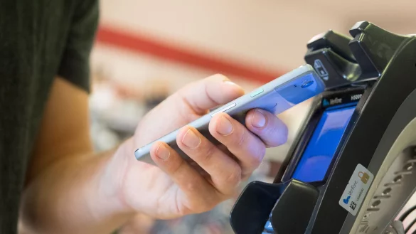 Kontaktlos unauff&auml;llig: Ob da der rechtm&auml;&szlig;ige Karteninhaber oder ein Betr&uuml;ger mit einem erschlichenen Kreditkarten-Klon bezahlen will, bekommt das Kartenterminal nicht mit. - &copy; Franziska Gabbert/dpa-tmn