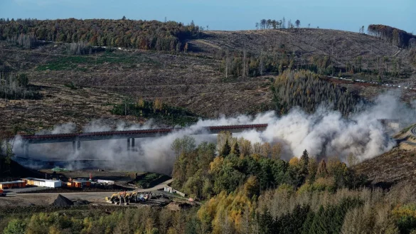 Die Talbr&uuml;cke Landeskroner Weiher der A45 Richtung Dortmund ist gesprengt worden. - &copy; Henning Kaiser/dpa