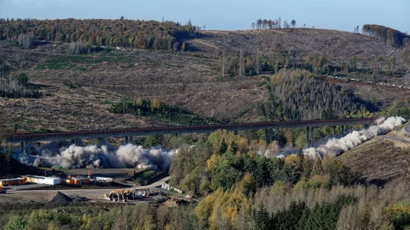 Die Talbr&uuml;cke Landeskroner Weiher der A45 Richtung Dortmund f&auml;llt nach einer kontrollierten Sprengung in sich Zusammen. - &copy; Henning Kaiser/dpa