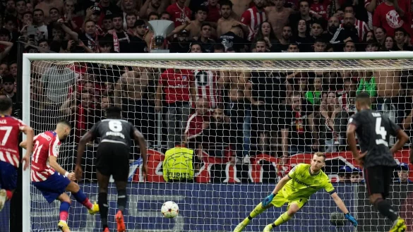 Richtiges Eck: Bayer-Keeper Lukas Hradecky pariert gegen Madrids Yannick Carrasco (2.v.l). - © Manu Fernandez/AP/dpa