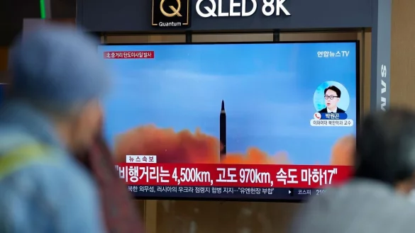 Ein Fernsehbildschirm im s&uuml;dkoreanischen Seoul zeigt eine Nachrichtensendung &uuml;ber den nordkoreanischen Raketenstart. - &copy; Lee Jin-Man/AP/dpa