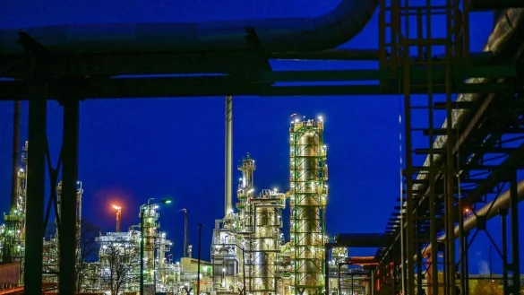 Die PCK-Erd&ouml;lraffinerie im ostdeutschen Schwedt verarbeitet nach eigenen Angaben j&auml;hrlich 12 Millionen Tonnen Roh&ouml;l und geh&ouml;rt damit zu den gr&ouml;&szlig;ten Verarbeitungsstandorten in Deutschland. - &copy; Patrick Pleul/dpa