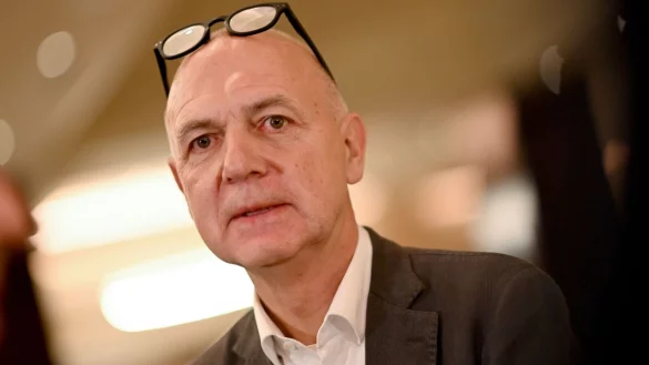 DFB-Präsident Bernd Neuendorf gehört zu einer Delegation, die am Montag zu einem zweitägigen Besuch in das Golf-Emirat gereist ist. - © Britta Pedersen/dpa