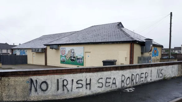 An einer Mauer steht «No Irish Sea Border» («Keine Grenze in der Irischen See»). - © Larissa Schwedes/dpa