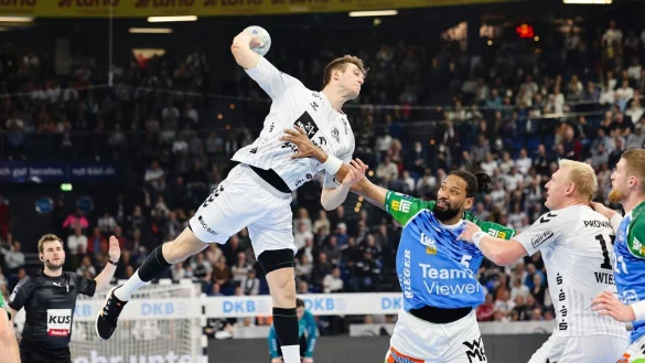 Kiels Nikola Bilyk (l) wirft auf das G&ouml;ppinger Tor. - &copy; Frank Molter/dpa