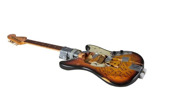 Eine zerschmetterte 1973 Fender Mustang des fr&uuml;heren Nirvana-Frontmanns Kurt Cobain. - &copy; Julien's Auctions/dpa