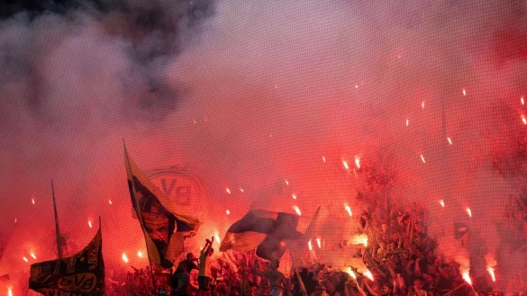 Dortmund-Fans brennen beim Spiel gegen Kopenhagen Feuerwerksk&ouml;rper ab. - &copy; Bernd Thissen/dpa