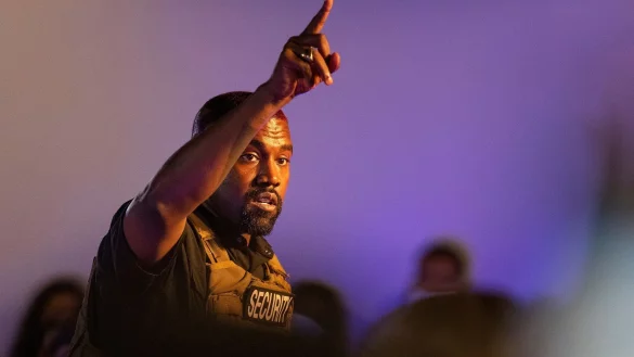 US-Rapper Kanye West sorgte bei der Pariser Fashion-Week für Kopfschütteln. - © Lauren Petracca Ipetracca/The Post And Courier via AP /dpa