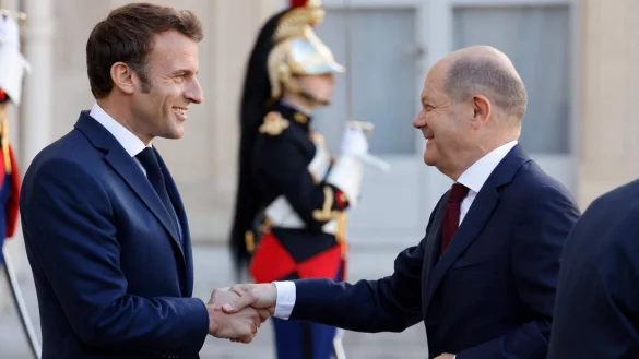 Der franz&ouml;sische Pr&auml;sident Emmanuel Macron (l) begr&uuml;&szlig;t Bundeskanzler Olaf Scholz im Elys&eacute;epalast. - &copy; Ludovic Marin/AFP/dpa