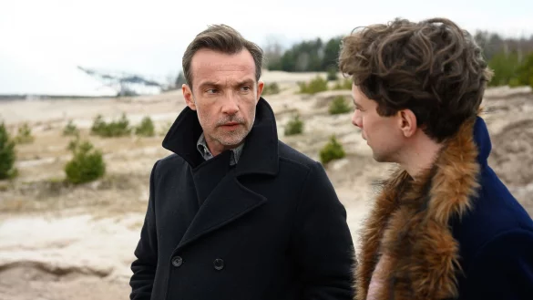 Kriminalhauptkommissar Adam Raczek (Lucas Gregorowicz, l) und Kommissaranw&auml;rter Vincent Ross (Andr&eacute; Kaczmarczyk) bei der Spurensuche. - &copy; Christoph Assmann/rbb/dpa