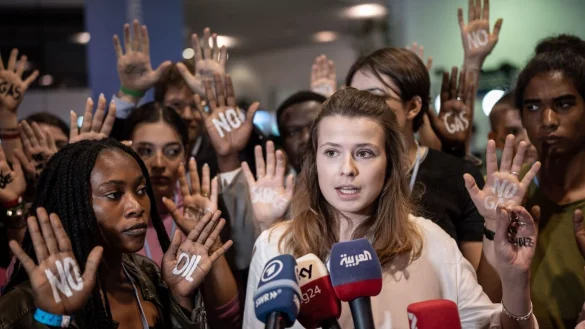 Luisa Neubauer (M), Klimaaktivistin der Fridays for Future-Bewegung, gibt bei der UN-Weltklimakonferenz an der Seite von Aktivistinnen und Aktivisten ein Statement ab. - © Michael Kappeler/dpa