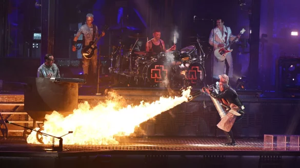 Rammstein Fronts&auml;nger Till Lindemann (r) feuert auf der B&uuml;hne mit einem Flammenwerfer auf Band-Mitglied Christian Lorenz (l) w&auml;hrend des Titels &laquo;Mein Teil&raquo; im Rahmen ihrer Deutschland-Tournee mit dem neuen Album &laquo;Zeit&raquo;. - &copy; Malte Krudewig/dpa