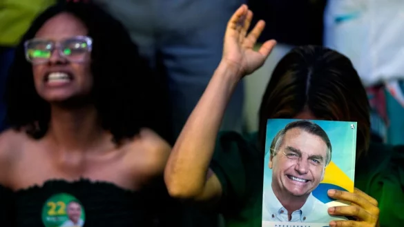 Anh&auml;ngerinnen von Bolsonaro beten vor der Wahl f&uuml;r ihren Kandidaten, geholfen hat das jedoch nichts. Bolsonaro verlor das Rennen knapp. - &copy; Eraldo Peres/AP/dpa