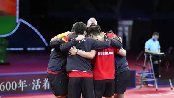 Kollektiver Jubel: Deutschlands Tischtennis-Männer stehen nach dem Coup gegen Südkorea im WM-Finale. - © XinHua