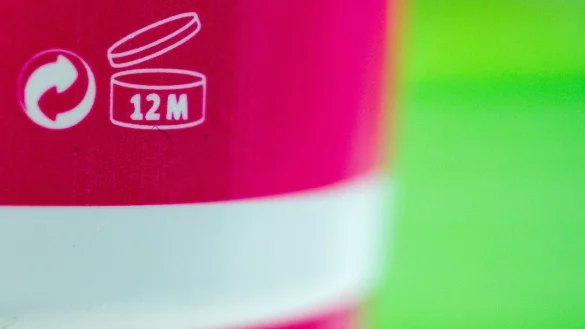 Der Cremetiegel mit Monatsangabe informiert, wie lange Shampoos und Co. nach dem Öffnen noch haltbar sind. - © Andrea Warnecke/dpa-tmn