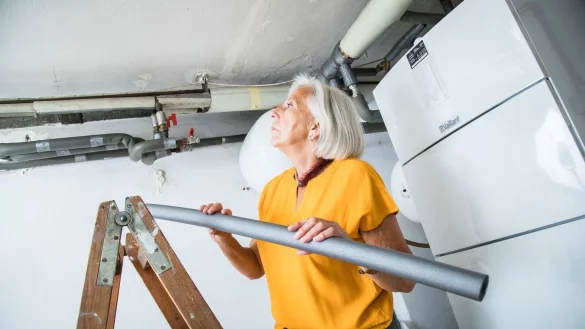 Die D&auml;mmung von Heizungsrohren- und Leitungen ist schon seit 2020 Pflicht. Wer dem noch nicht nachgekommen ist, sollte das nun nachholen - auch um weniger Heizenergie zu verschwenden. - &copy; Christin Klose/dpa Themendienst/dpa-tmn