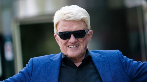 Volksmusiker Heino lacht bei einem Pressetermin. - &copy; Nicolas Armer/dpa/Archivbild