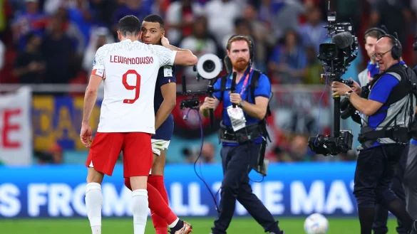 Nach dem Spiel umarmt Robert Lewandowski (l) Frankreichs Doppeltorsch&uuml;tzen Kylian Mbapp&eacute;. - &copy; Tom Weller/dpa