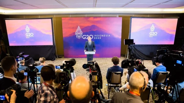 Bundeskanzler Olaf Scholz (SPD) spricht beim G20-Gipfel mit Medienvertretern. - &copy; Christoph Soeder/dpa