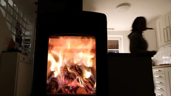 Was in einem Moment noch gem&uuml;tlich knistert, kann im n&auml;chsten Moment richtig gef&auml;hrlich werden: Holz&ouml;fen sollten daher besser nicht selbst angeschlossen werden. - &copy; Bernd Wei&szlig;brod/dpa/dpa-tmn