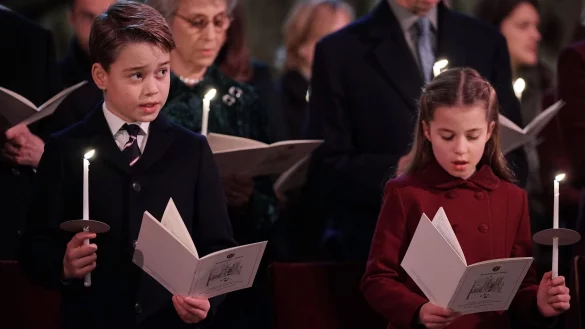 Prinz George (l) und seine Schwester Charlotte singen mit beim Weihnachtsgottesdienst &laquo;Together at Christmas&raquo; in der Westminster Abbey. - &copy; Yui Mok/PA Wire/dpa
