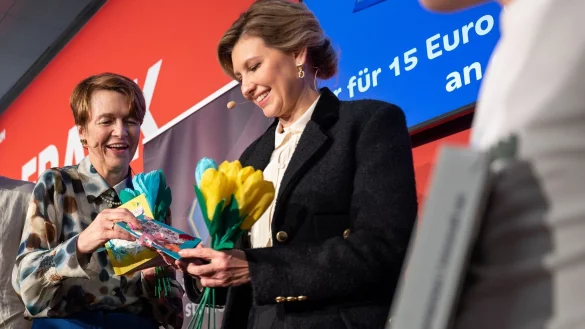 Elke B&uuml;denbender (l), Ehefrau von Bundespr&auml;sident Steinmeier, und Olena Selenska, Ehefrau des ukrainischen Pr&auml;sidenten, sind Schirmherrinnen f&uuml;r das Projekt &laquo;Better Time Stories&raquo;. - &copy; Sebastian Gollnow/dpa