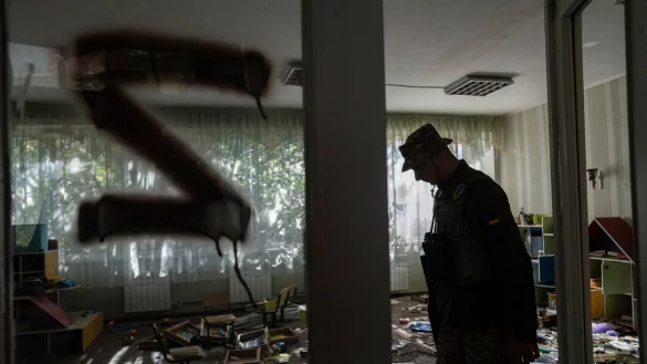 Das &laquo;Z&raquo; wurde im Krieg zum Symbol der russischen Truppen - hier zu sehen an der Glast&uuml;r eines Kindergartens in der Ukraine. (Symbolbild) - &copy; Evgeniy Maloletka/AP/dpa