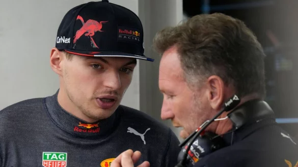 Droht Sanktionen durch die Fia: Max Verstappen (l) und Red-Bull-Teamchef Christian Horner. - © Hassan Ammar/AP/dpa
