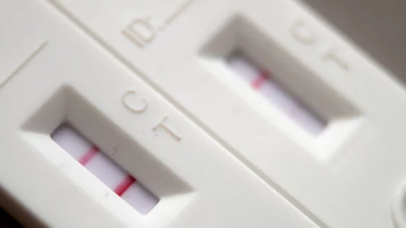 Corona-Schnelltests mit positivem (l) und negativem Ergebnis liegen auf einem Tisch. - &copy; Sebastian Gollnow/dpa/Symbolbild