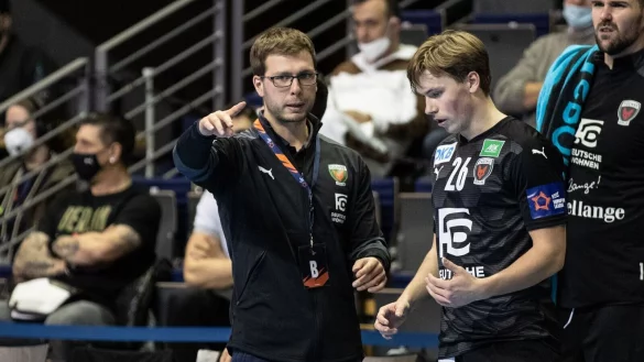 Füchse-Coach Jaron Siewert (l) und Valter Chrintz ab erwischten in Minden einen gebrauchten Tag. - © Andreas Gora/dpa