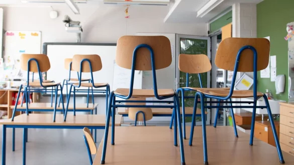 St&uuml;hle stehen in einem Klassenzimmer auf den Tischen. - &copy; Sebastian Kahnert/dpa-Zentralbild/dpa/Symbolbild