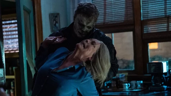 Jamie Lee Curtis (vorne) als Laurie Strode und James Jude Courtney als Michael Myers in einer Szene des Films "Halloween Ends" - &copy; Ryan Green/Universal Pictures/dpa